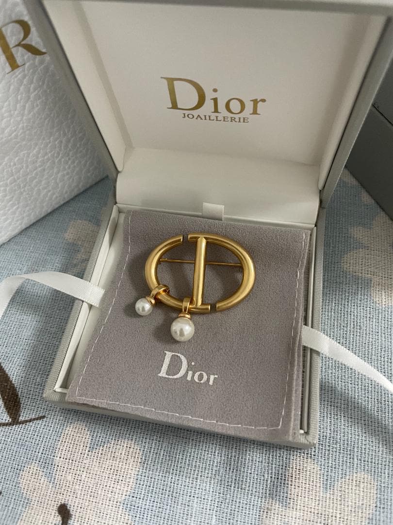 ゴールド/かなり綺麗ディオール ブローチ DIOR CD パール Christian Dior（クリスチャン・ディオール） ブローチ CDシグネチャー