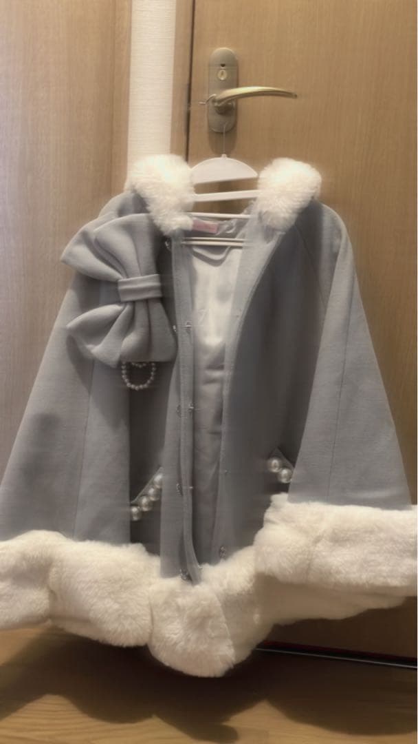 限界値下げMARS】リボン付きボリュームファーフードケープコート