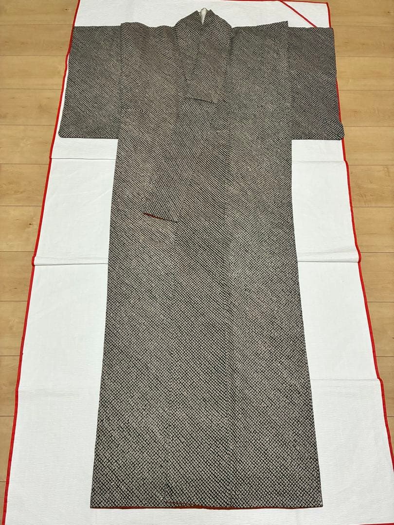 袷 小紋 鹿の子絞り 黒×赤 裄65cm 正絹 おまけ付き - メルカリ