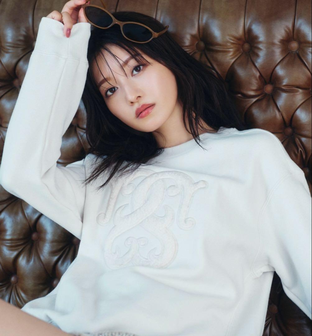 ロゴモチーフスウェット　スナイデル　snidel 大きく配されたSNIDELエンブレムを、ファーとボアで立体的に表現した