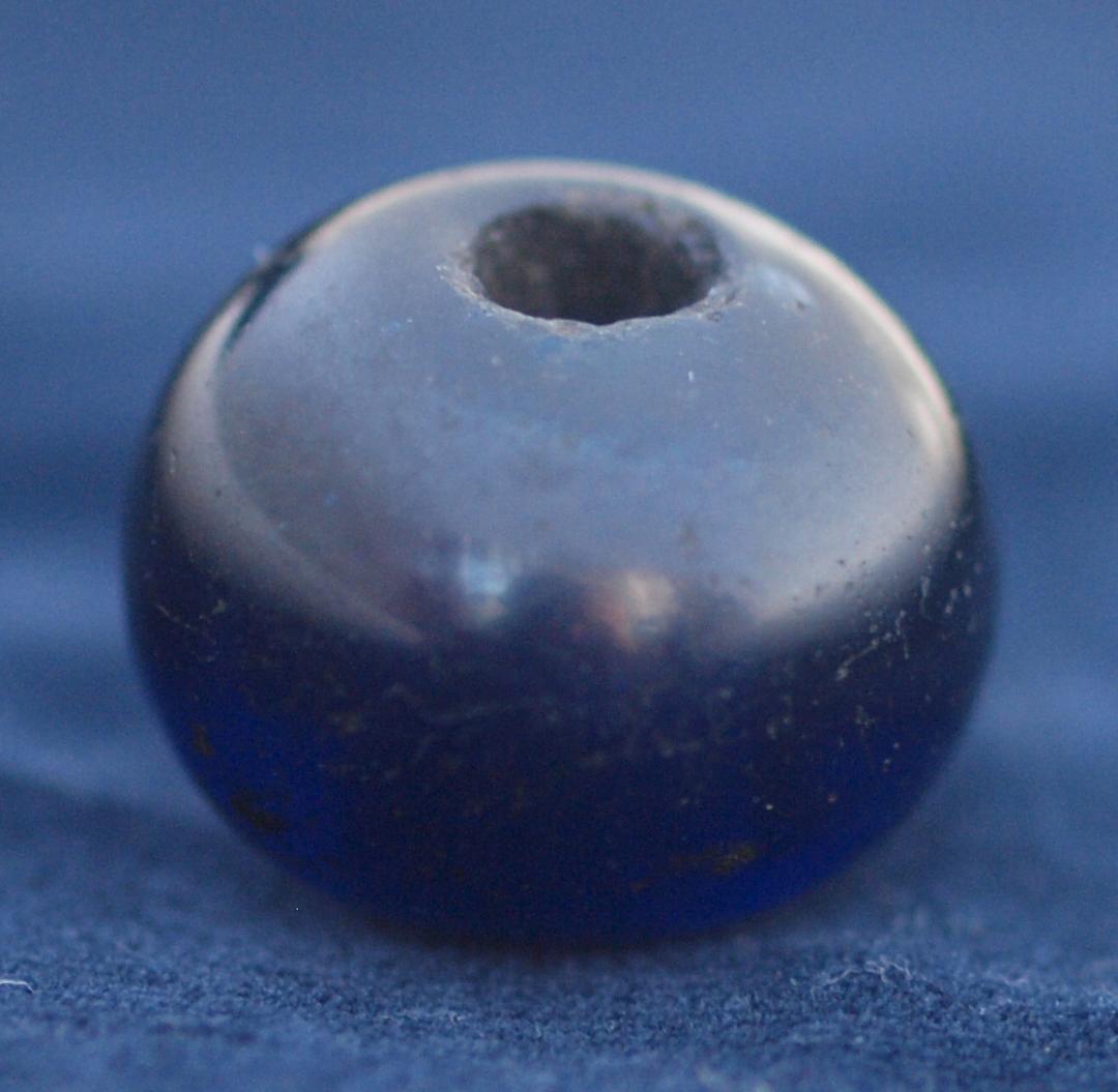 江戸期に制作され、「古い方」に属するトンボ玉で、深い濃紺が美しい
