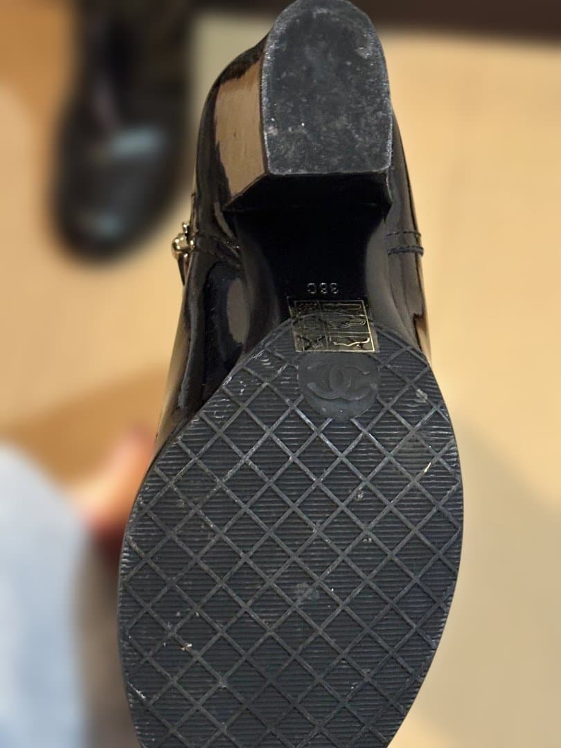 d*7様 CHANEL ブラック パテントレザーCCロゴロングブーツ36(23