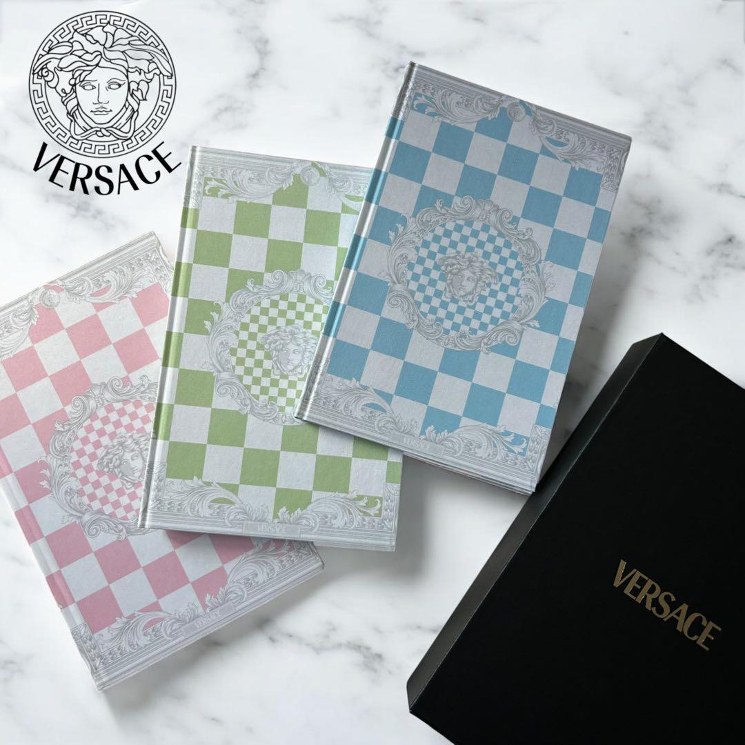 Versaceヴェルサーチ　ノベルティ　ノート３冊　メドゥーサ　水色　ピンク　緑 Versace （ヴェルサーチェ）公式オンラインショップ | WORLD WIDE