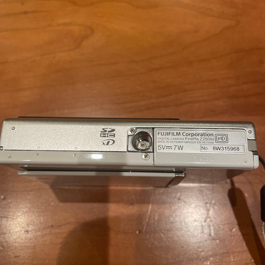 FUJIFILM Z250 コンパクトデジタルカメラとBC-45充電器 - デジタル