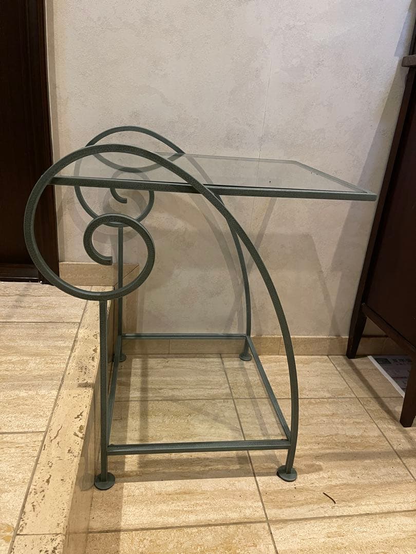 フランス製　アンティークグリーンのアイアンとガラスのサイドテーブル アイアンの曲線が美しい、アンティーク風のガラス天板のサイドテーブル
