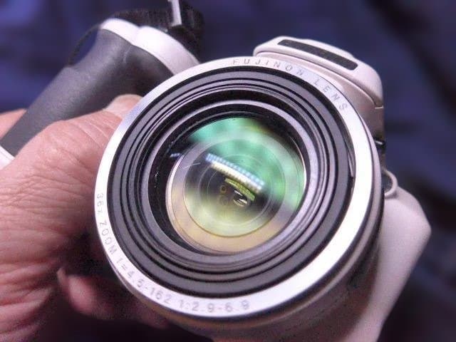 美品完動品。フジ FinePix S8650 ホワイト 単三電池使用 - メルカリ