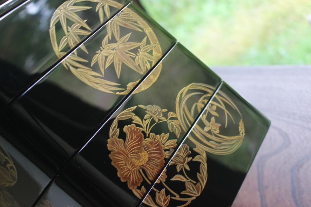 専用！上質黒漆に極上丸紋花蒔絵の映える手提四段重（