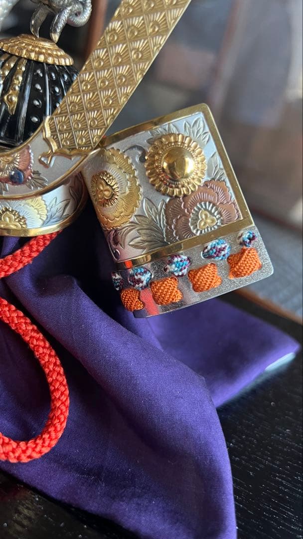 純銀 兜 (剣付) 銀細工 関工芸 武比古 ケース飾り - メルカリ