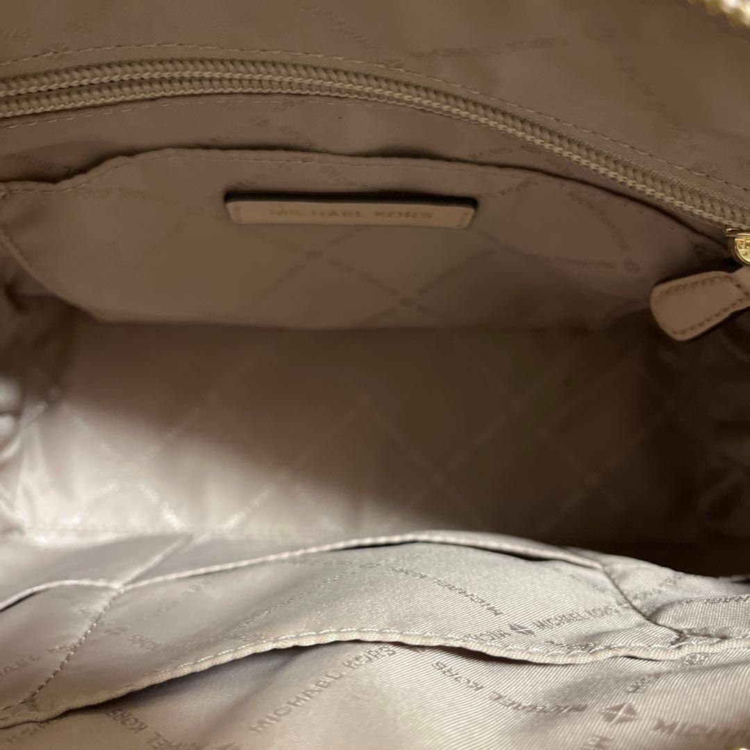 MICHAEL KORS ベージュ ハンドバッグ - メルカリ