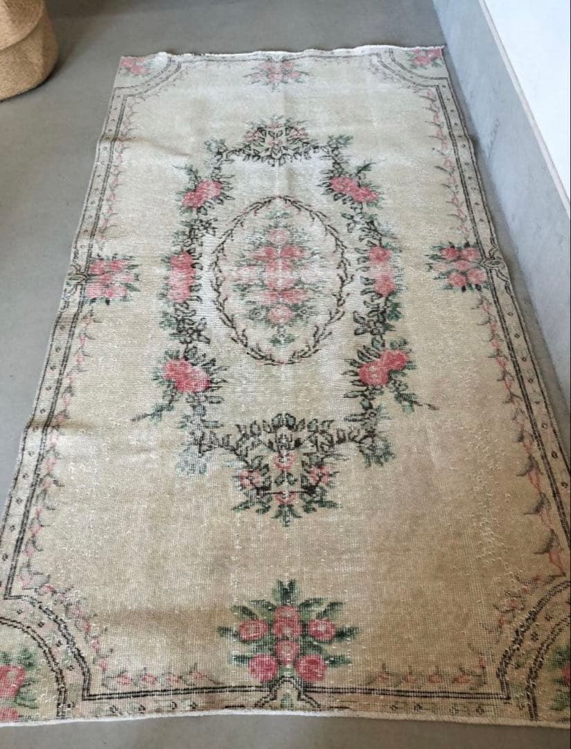 ヴィンテージラグ　大きめ/ベージュとローズピンクの上品なバラのラグ ラグ カーペット 青 レッド ベージュ バラ ローズ 薔薇 ラグマット