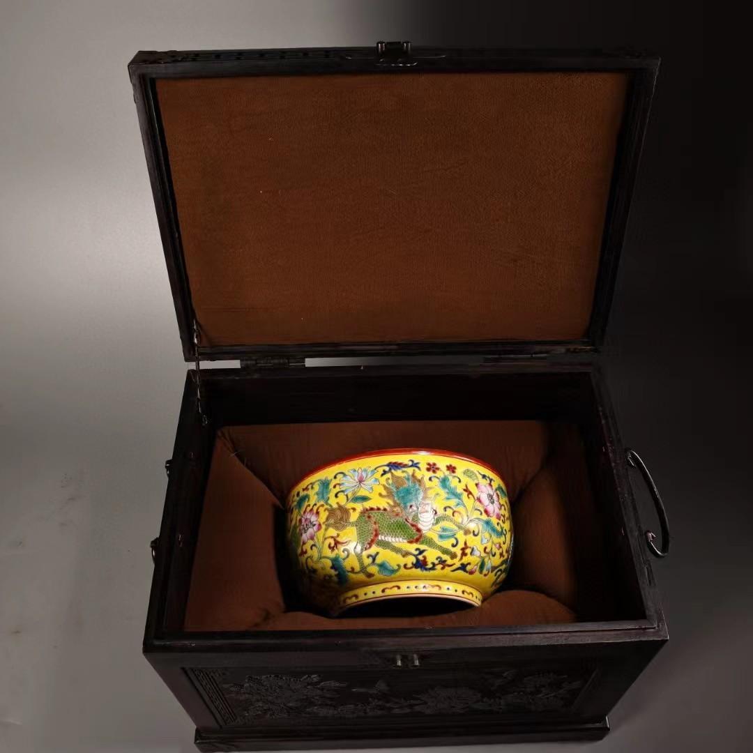 中国古美術・珍品旧蔵・七宝彩と粉彩磁器の碗・純手描き・箱付・置物