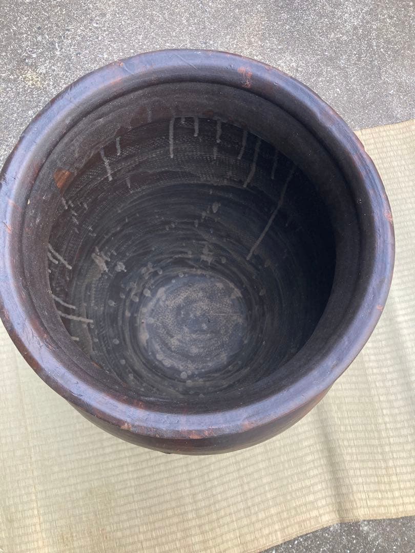 古民具】大型 渋い黒釉 、ダークブラウン陶器の甕。 アンティーク