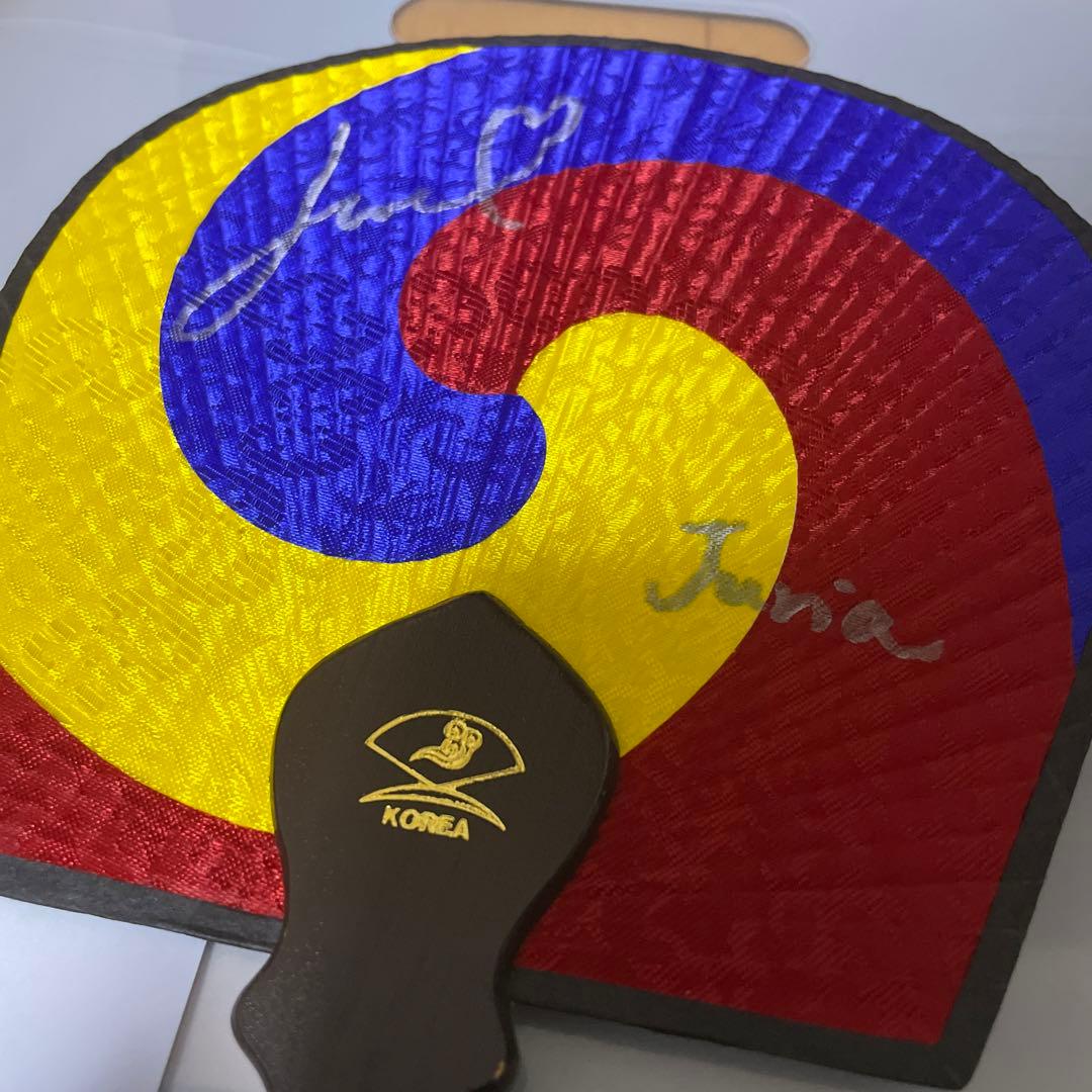 XG JURIA サイン 入り団扇 - メルカリ