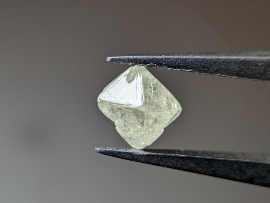 天然ダイヤモンド　八面体（トライゴン・蛍光アリ）　1.830カラット