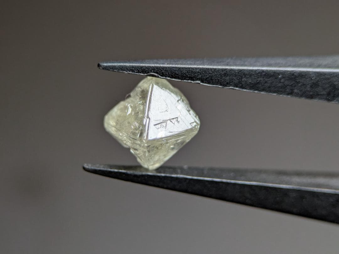 天然ダイヤモンド　八面体（トライゴン・蛍光アリ）　1.830カラット
