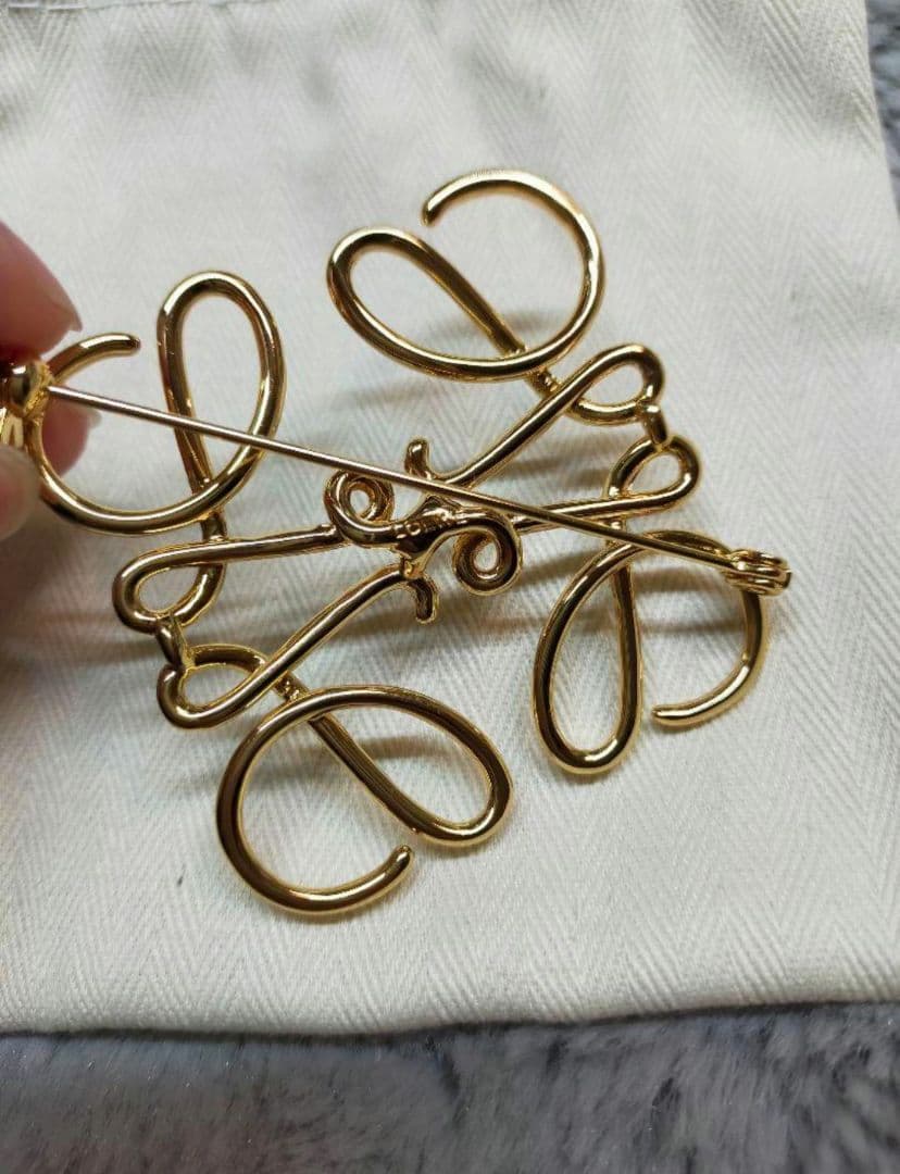 LOEWE ロエベ アナグラムブローチ ゴールド 刻印あり - メルカリ