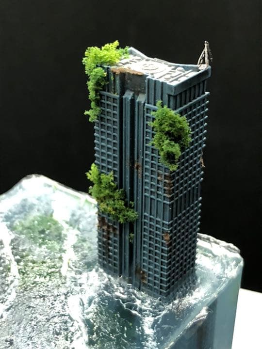 水没ジオラマ 廃墟ビルに泳ぐジンベイザメ - メルカリ