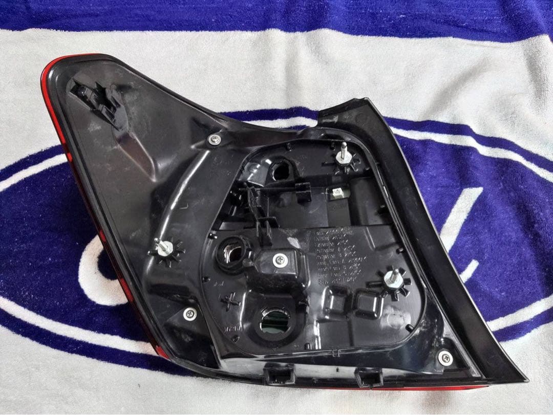 カローラ アクシオ WXB NZE161 右 テールライト - メルカリ