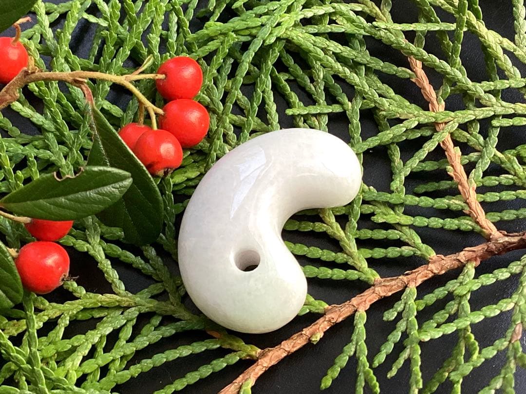 ✳️最後の1個 極上ラベンダー 糸魚川翡翠勾玉 お身近に本物の御守り石