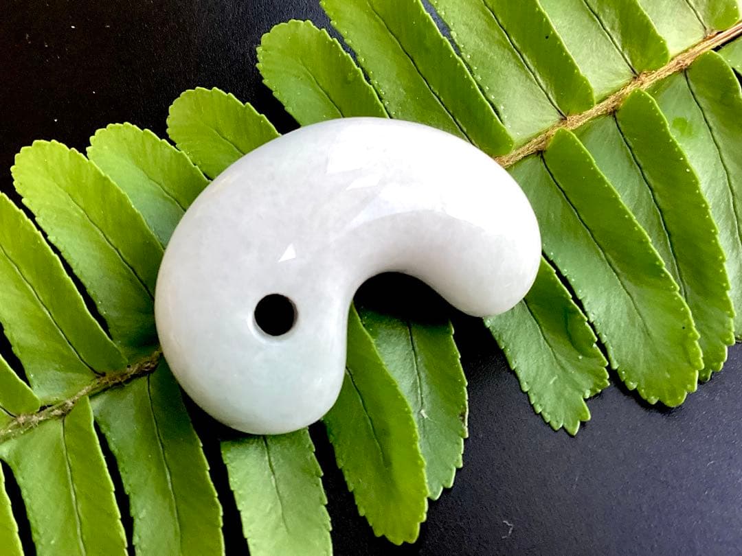 ✳️最後の1個 極上ラベンダー 糸魚川翡翠勾玉 お身近に本物の御守り石