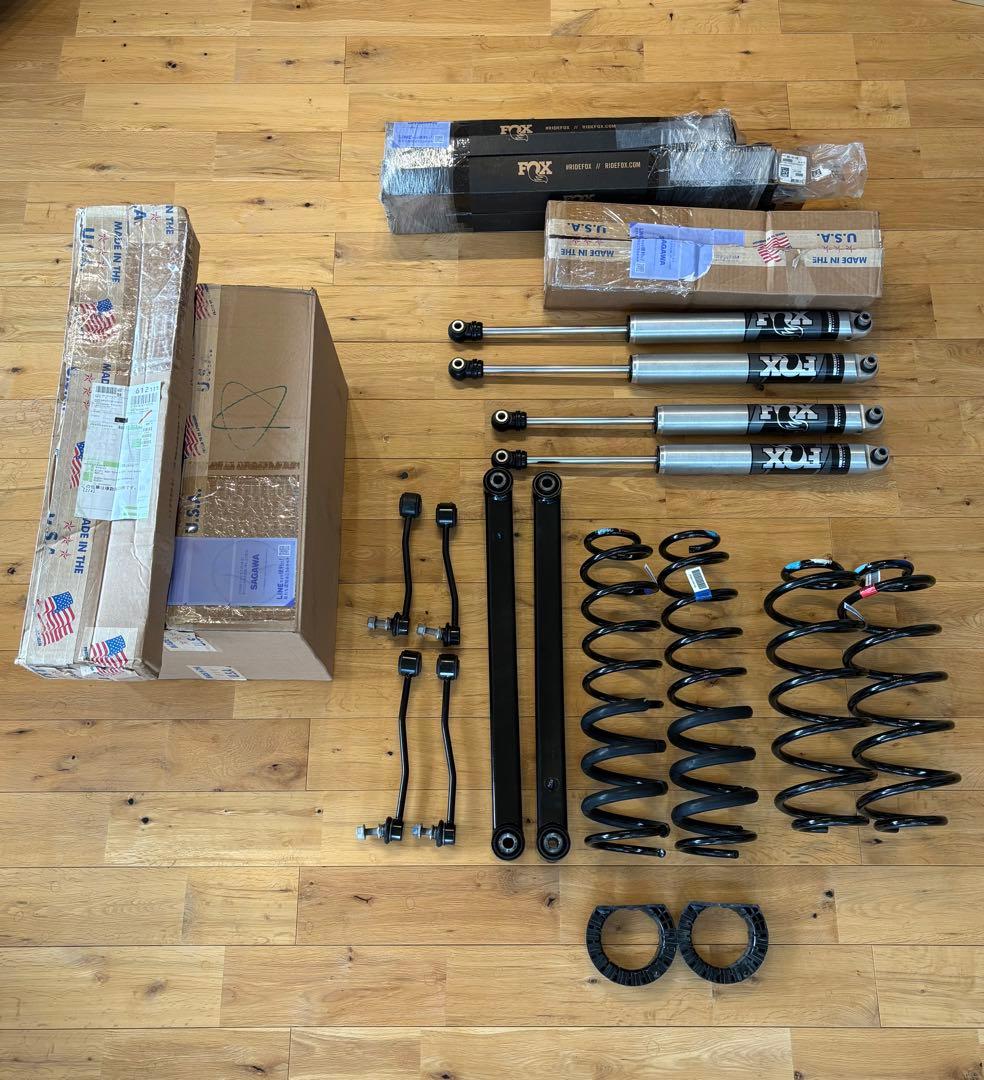 ゆっぴーラングラーJL2.0右　モパー純正2インチリフトアップキットFOX dolonco_mp77072430ad