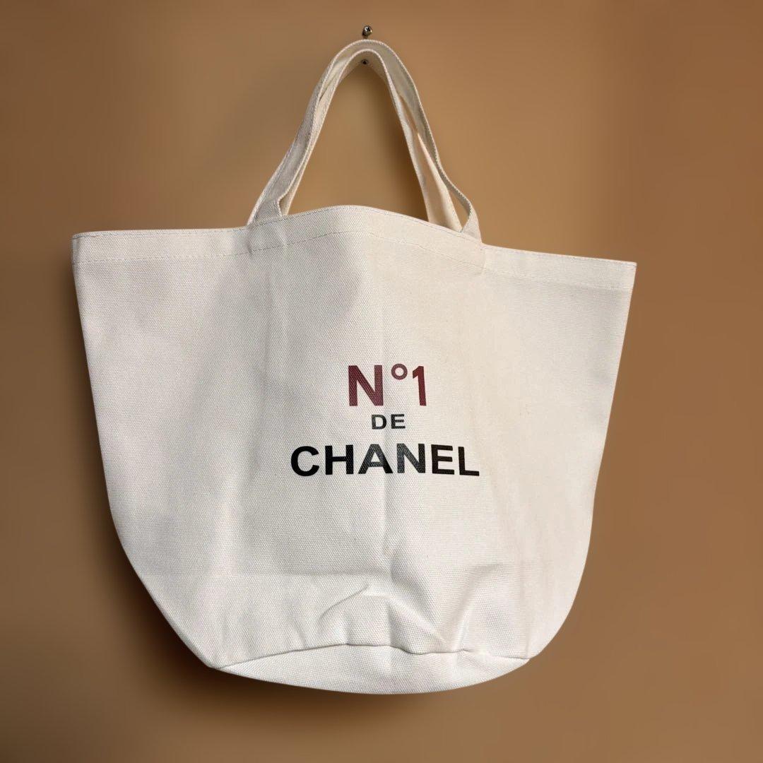 CHANEL】 ノベルティ トートバッグ 白 新品 未使用 チャーム付 - メルカリ