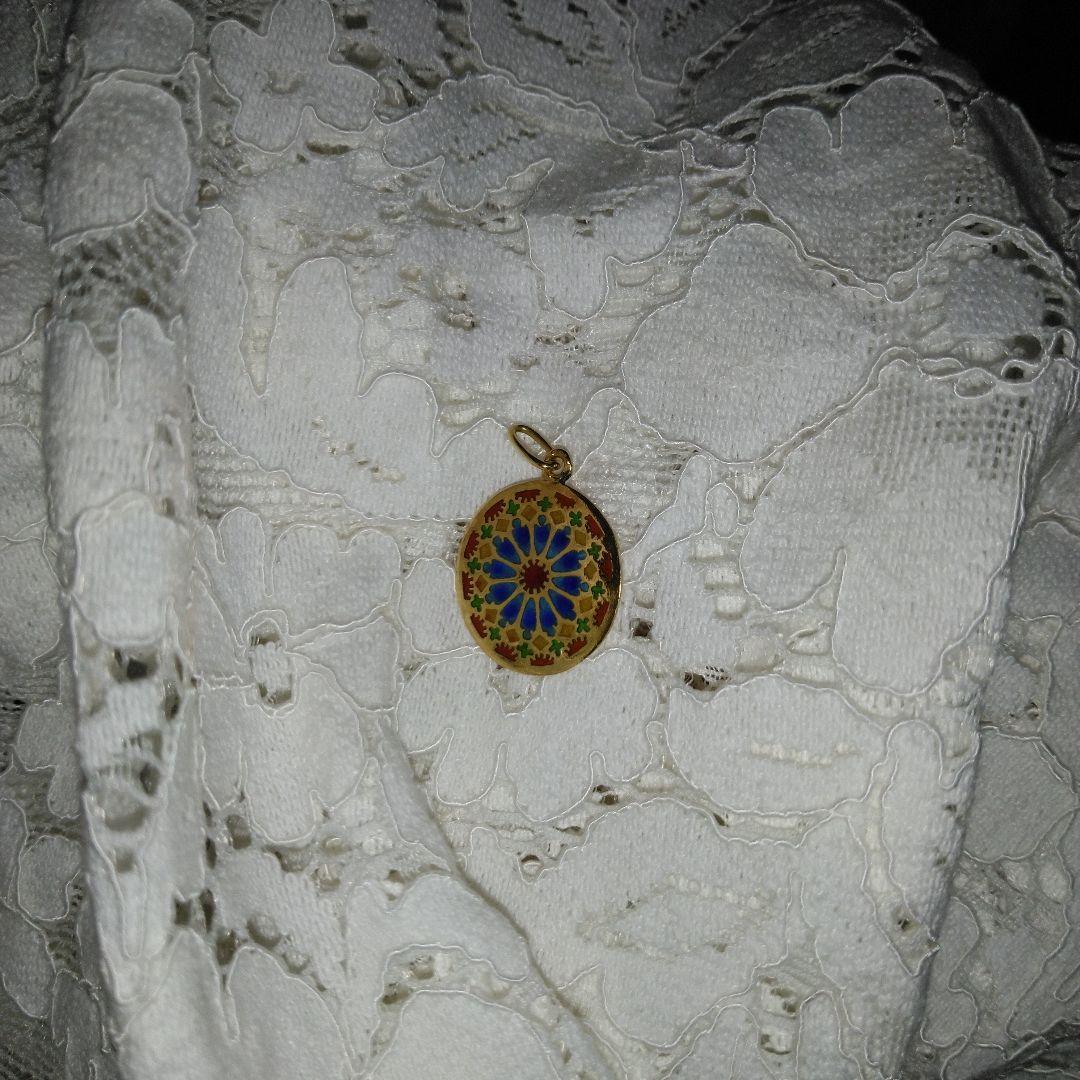 ノートルダム　大聖堂　土産　ペンダント　ステンドグラス　エマイユ　フランス　金色 フランスお土産 ノートルダム寺院 ステンドグラスネックレストップ お