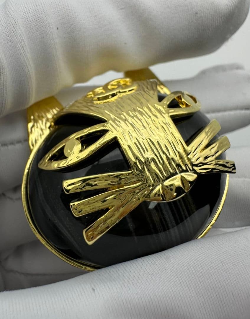 CHANEL ブローチ ブラック×ゴールド エジプトキャット - メルカリ