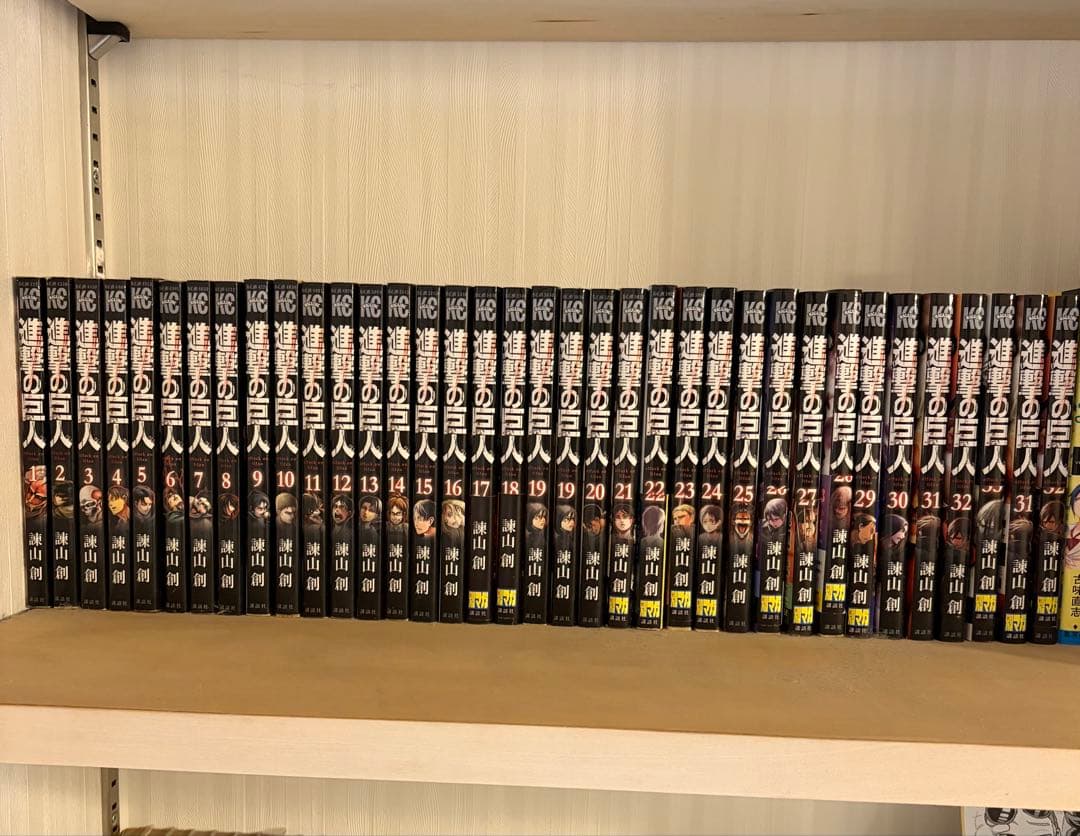 進撃の巨人 1-33巻セット(32、33はおまけでもう一冊ずつ) - メルカリ