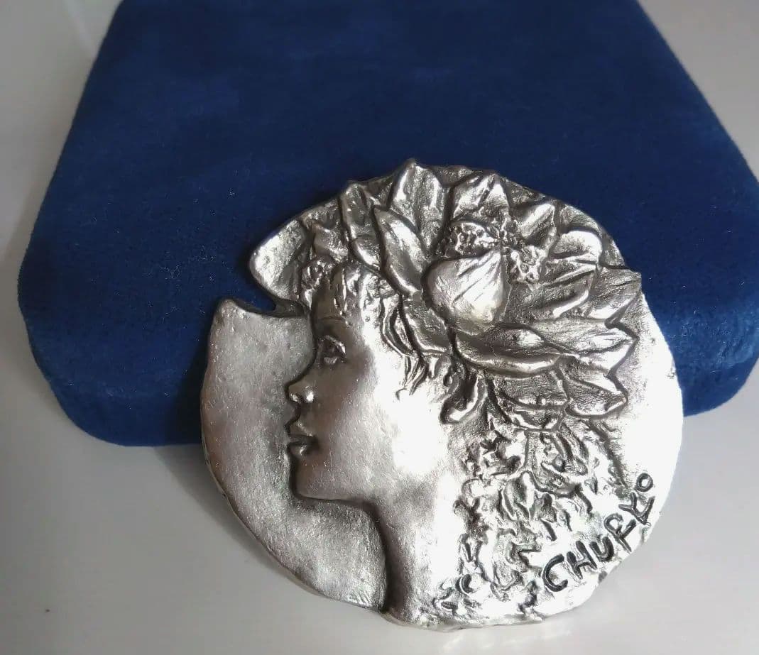 佐藤忠良ブロ−チ「蓮の少女」 - メルカリ