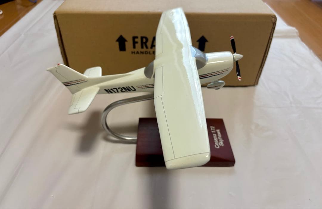 Cessna 172 Skyhawk 木製モデル 飛行機模型
