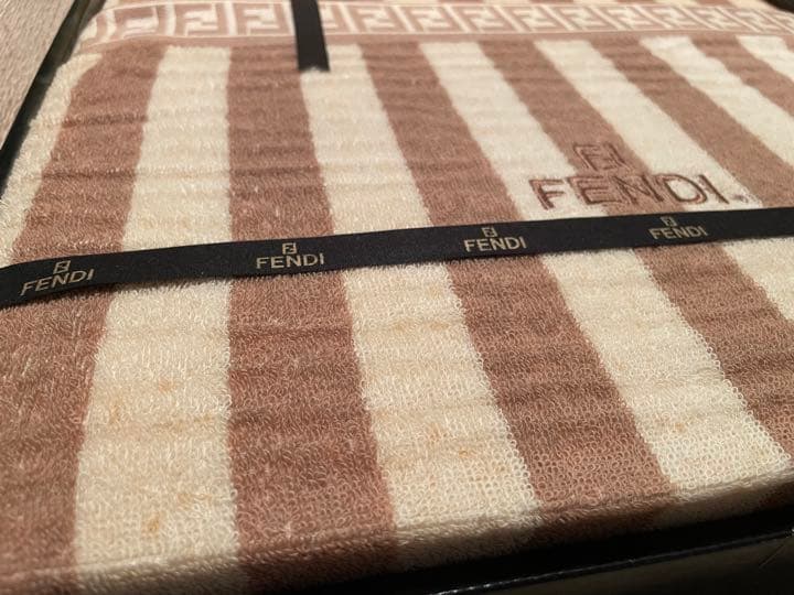 最終値下げ！FENDI タオルケット【新品】 - メルカリ