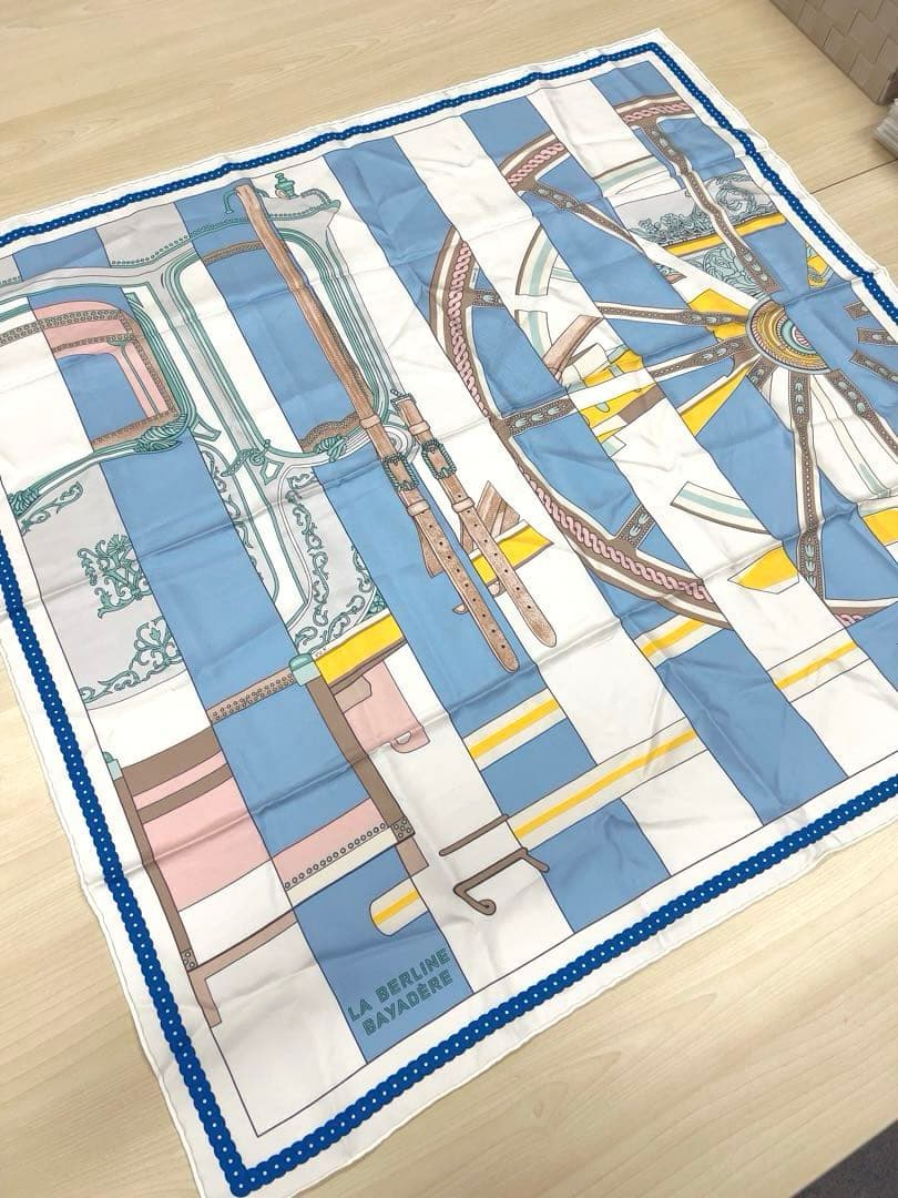 ★HERMES スカーフ カレ90 ベルリンヌ馬車・バヤデール 春夏コレクション カレ 90 《折り畳み式幌の馬車》 | Hermès - エルメス-公式サイト