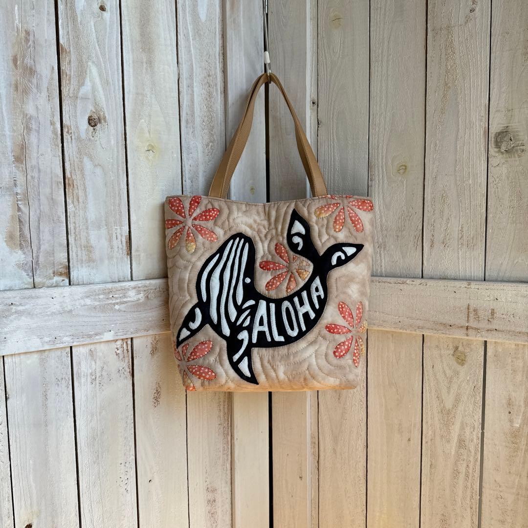 ハワイアンキルト♪ハンドメイドバッグ♪ALOHAクジラ - メルカリ