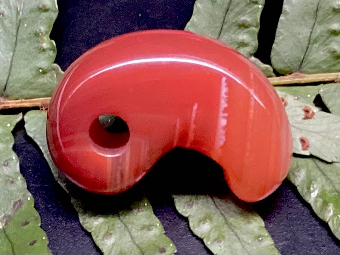 ✳赤は希少で5〜7万円です‼️山形県＊霊宝月山赤めのう勾玉 真っ赤な