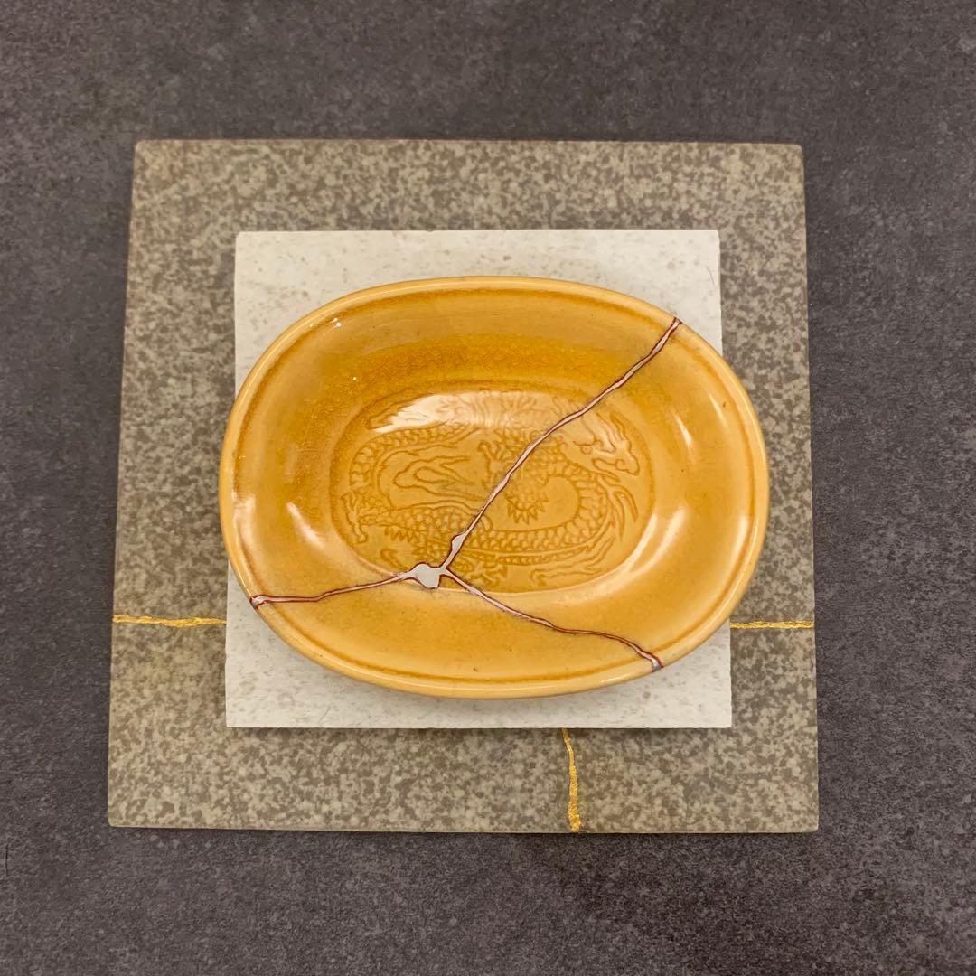 珉平焼 黄釉浮彫龍紋小判皿　銀継ぎ(朱化粧) 陶磁器 :: 珉平・淡路焼 小判型 龍紋 黄色小皿 5枚 | COTTOU.JP 骨董の
