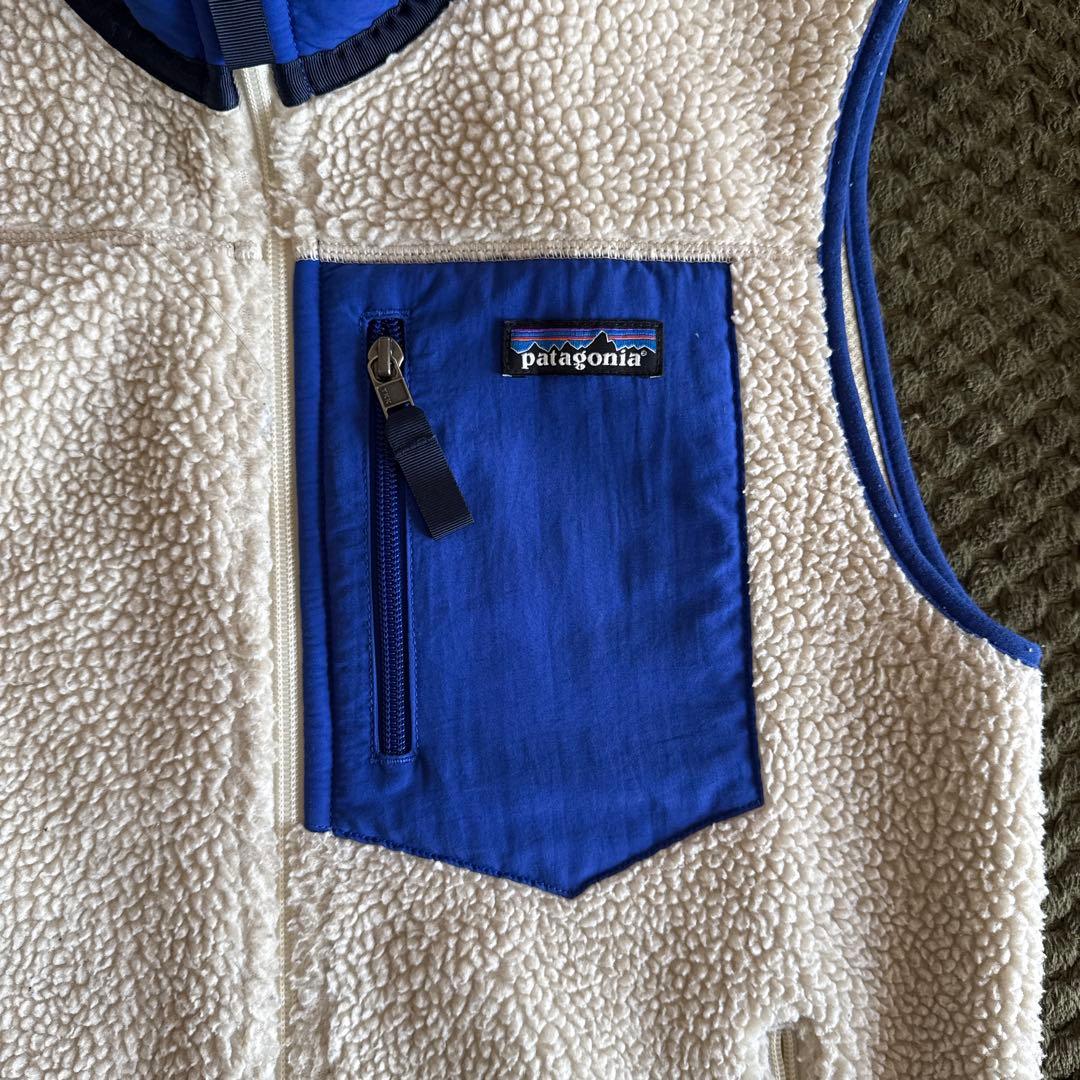 patagonia フリースベスト ホワイト/ブルー - メルカリ