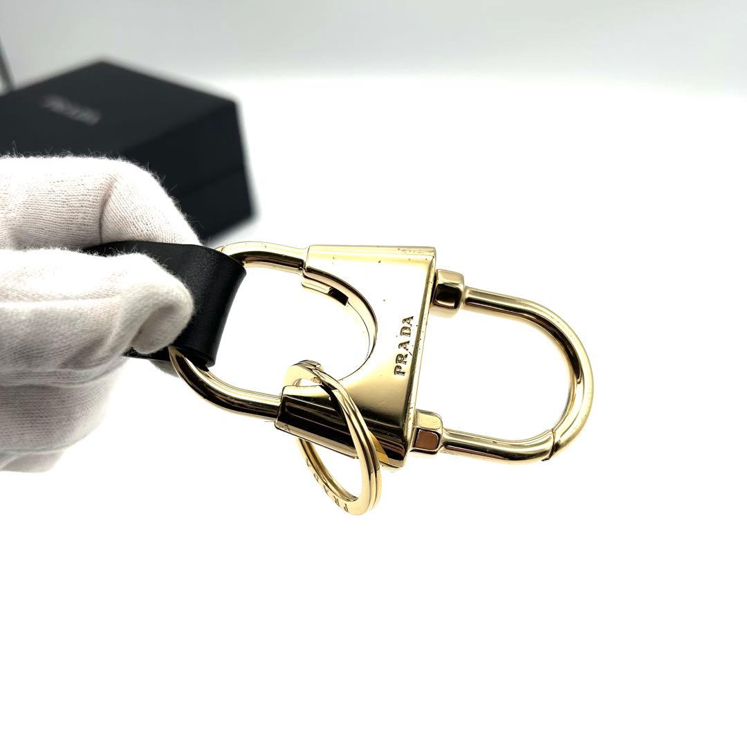 未使用 プラダ キーホルダー キーリング 黒 レザー ロゴ カラビナ