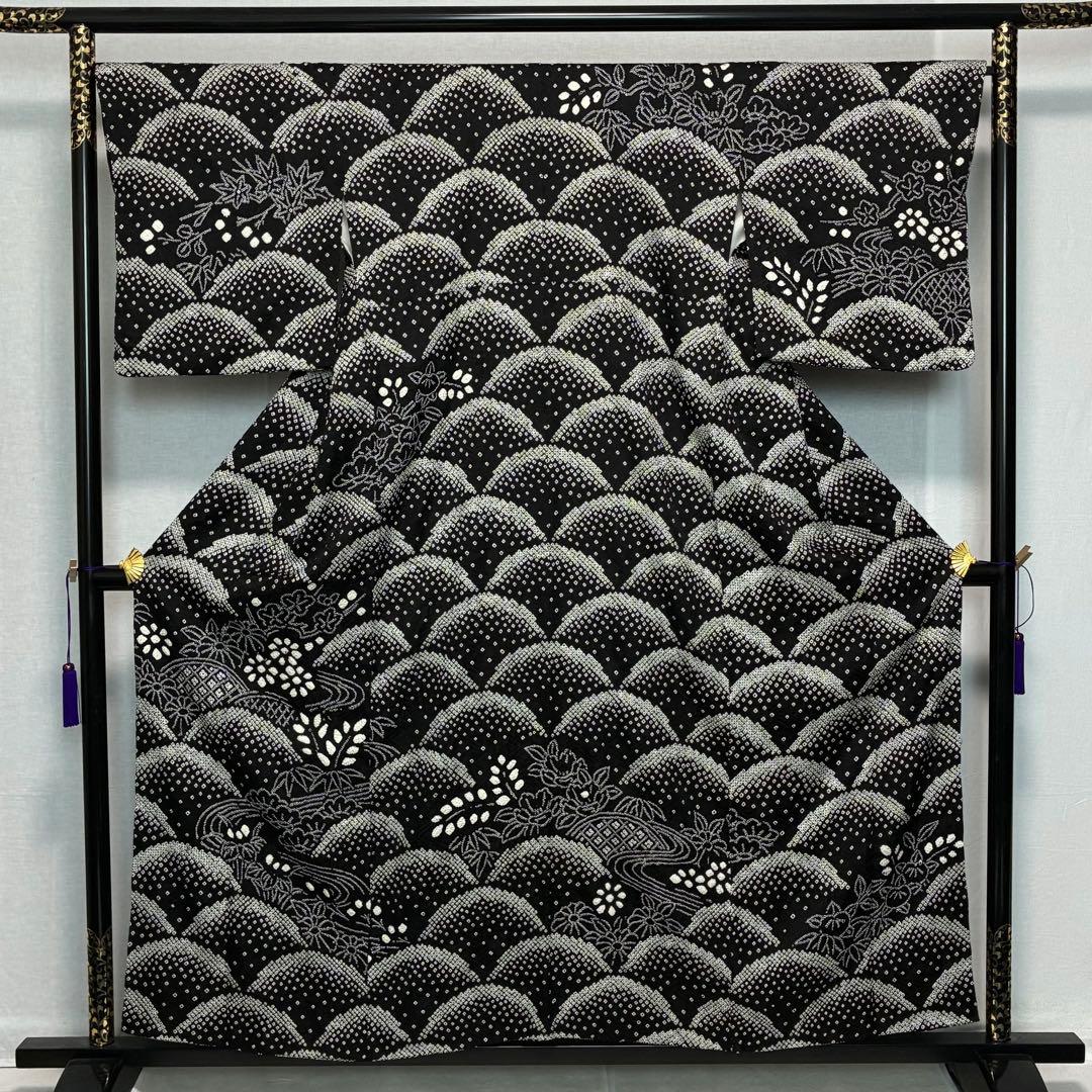 D111藤娘きぬたや 総絞り 訪問着 黒地 青海波 流水 正絹 着物 袷 極美品 藤娘きぬたやでは、総絞りの豪華なきものから気軽に着ていただける