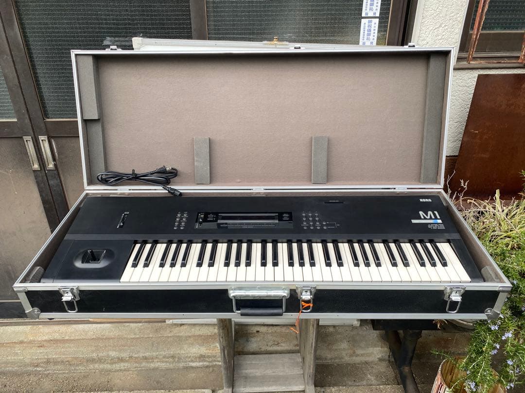 korg m1 シンセサイザー　ハードケース　電源コンセント　美品　中古品 KORG M1 シンセサイザー ハードケース付き コルグ 希少 鍵盤楽器