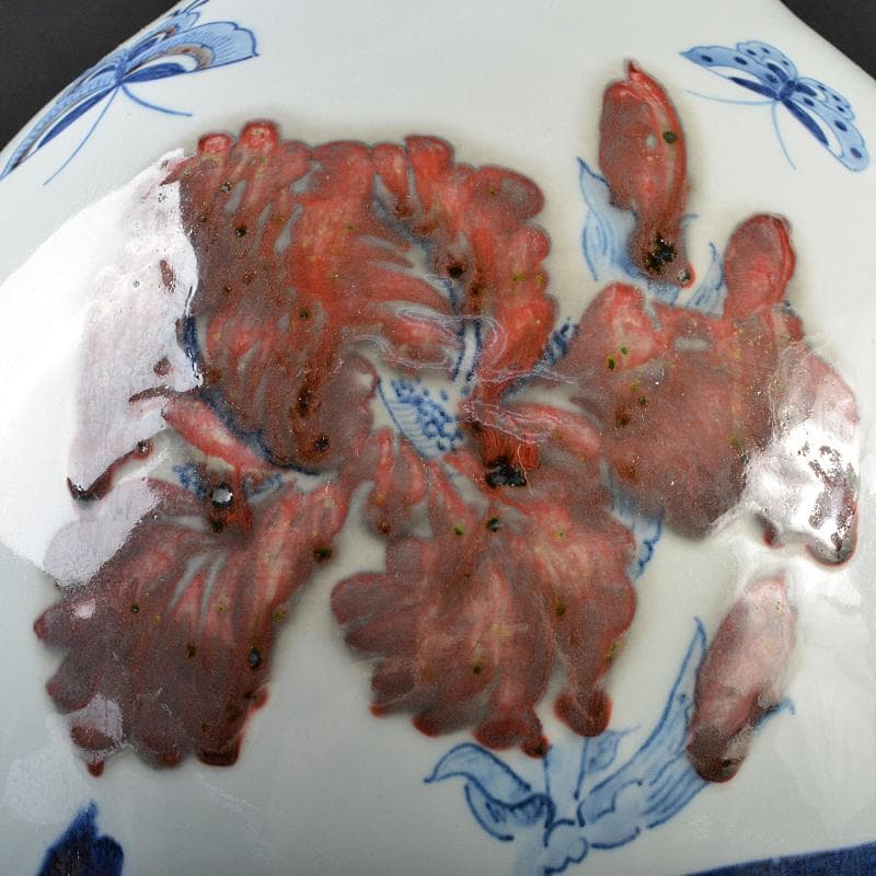 中国 景徳鎮 工芸美術師 許錫媽作 青花釉裏紅花蝶文瓶 證書付 G R6191B