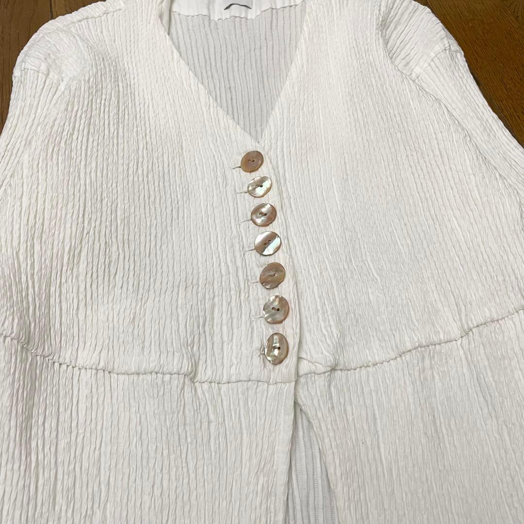 美品 roku ホワイトVネックボタンシャツ 37400円 - メルカリ