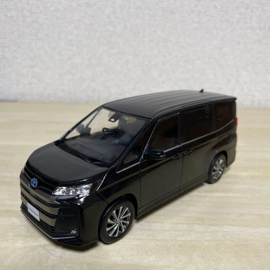 トヨタ ノア グリッターブラックガラスフレークカラーサンプル 色見本