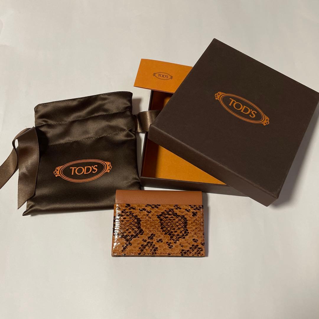 未使用品 TOD'S 名刺入れ トッズ 色にときめく「トッズ」の名刺入れ｜知的なソリッドデザインに隠された