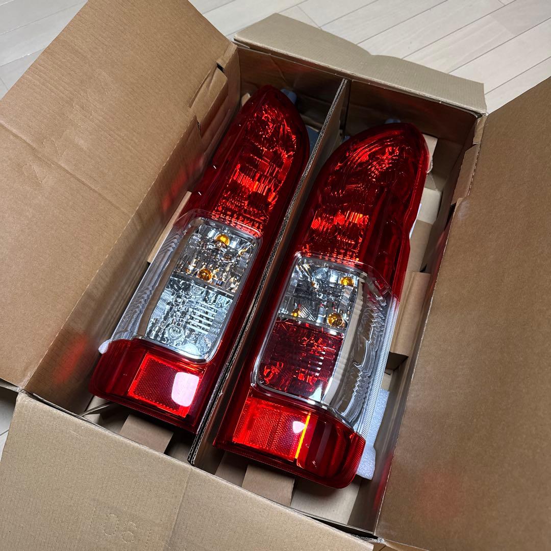 200系ハイエース 寒冷地仕様純正テールランプ 新車外し カプラー