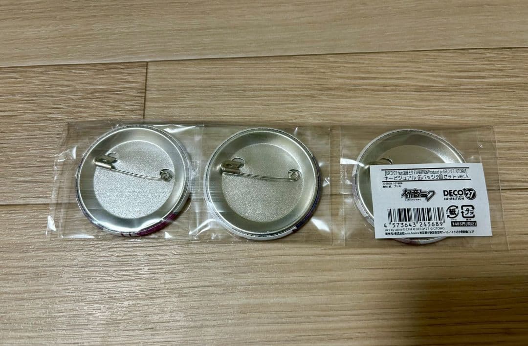 DECO*27 feat.初音ミク EXHIBITION 缶バッチ - メルカリ