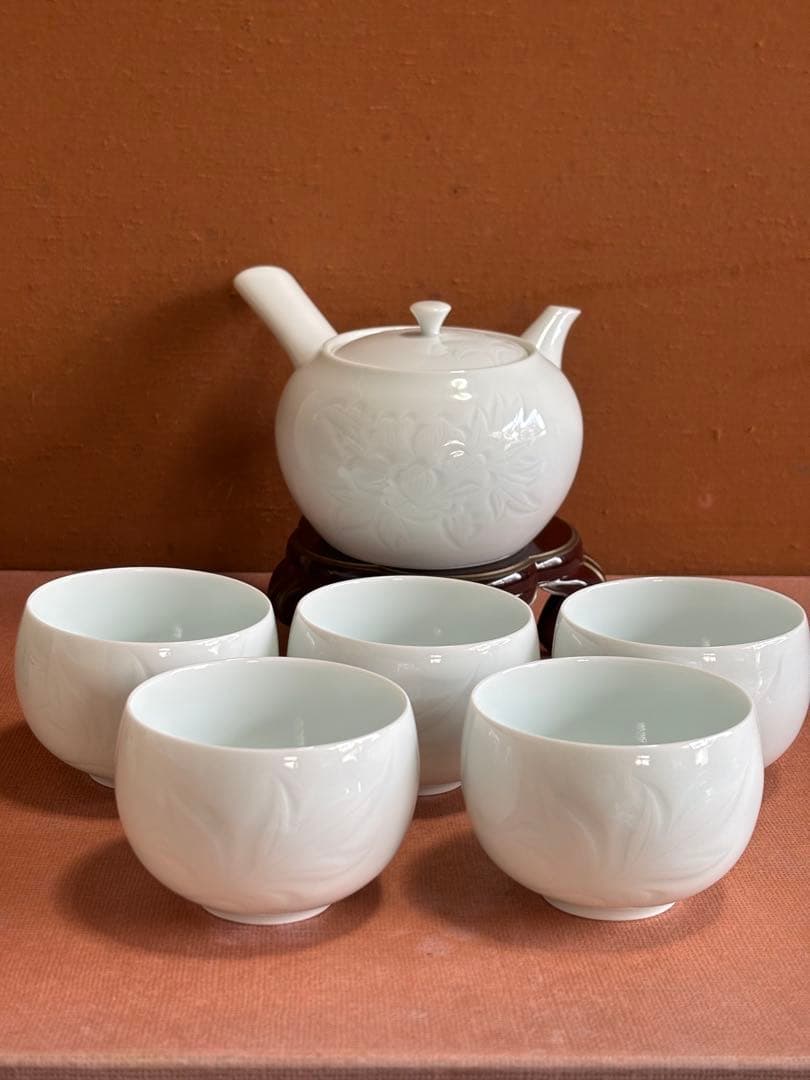 やまちゃん　有田白磁名工初代奥川忠右衛門作白磁陽刻茶器揃茶碗五客急須 有田焼 無形文化財 名工 初代 奥川忠右衛門 白磁茶器揃 共箱 / 小城ベース