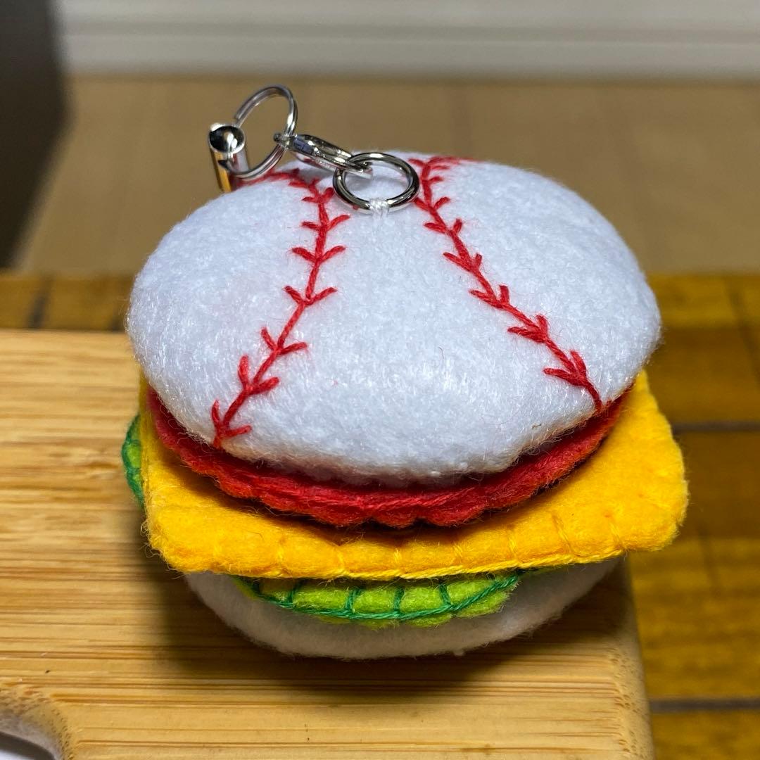 部活お守り フェルト 野球ハンバーガー - メルカリ
