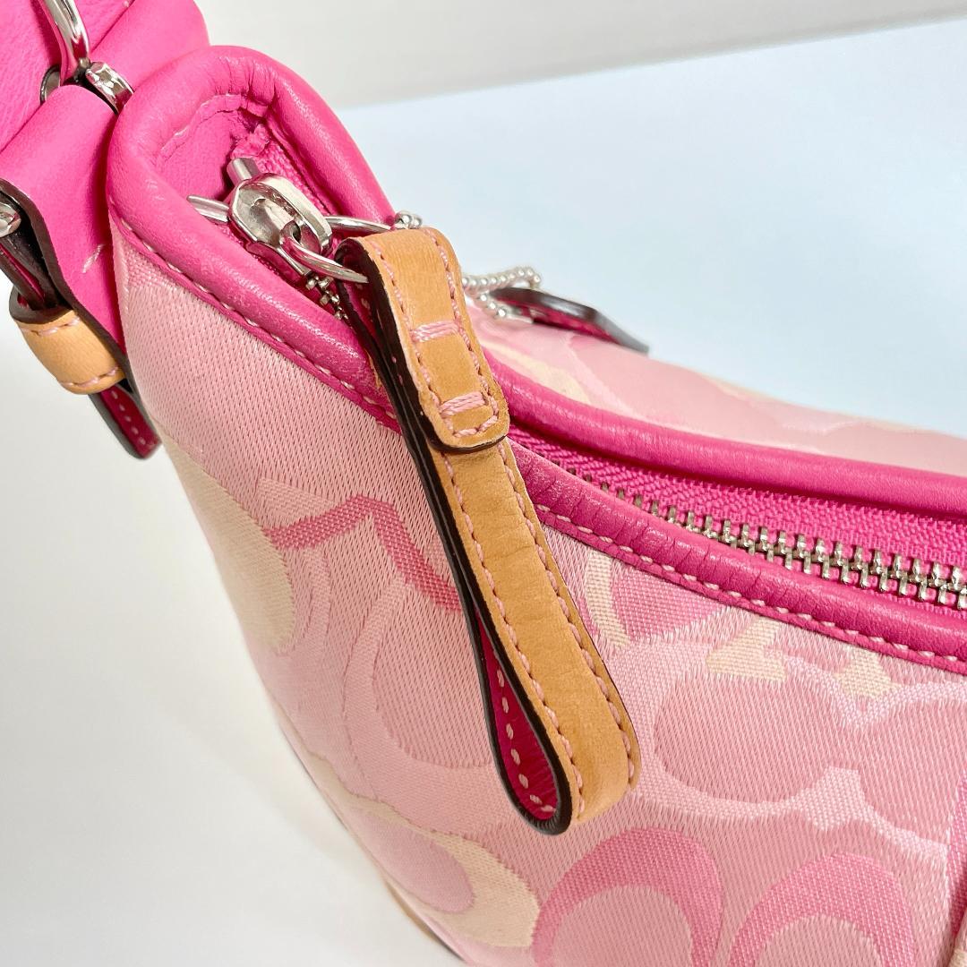 ときめきを運ぶ大人のピンク✨COACH オプティック シグネチャー