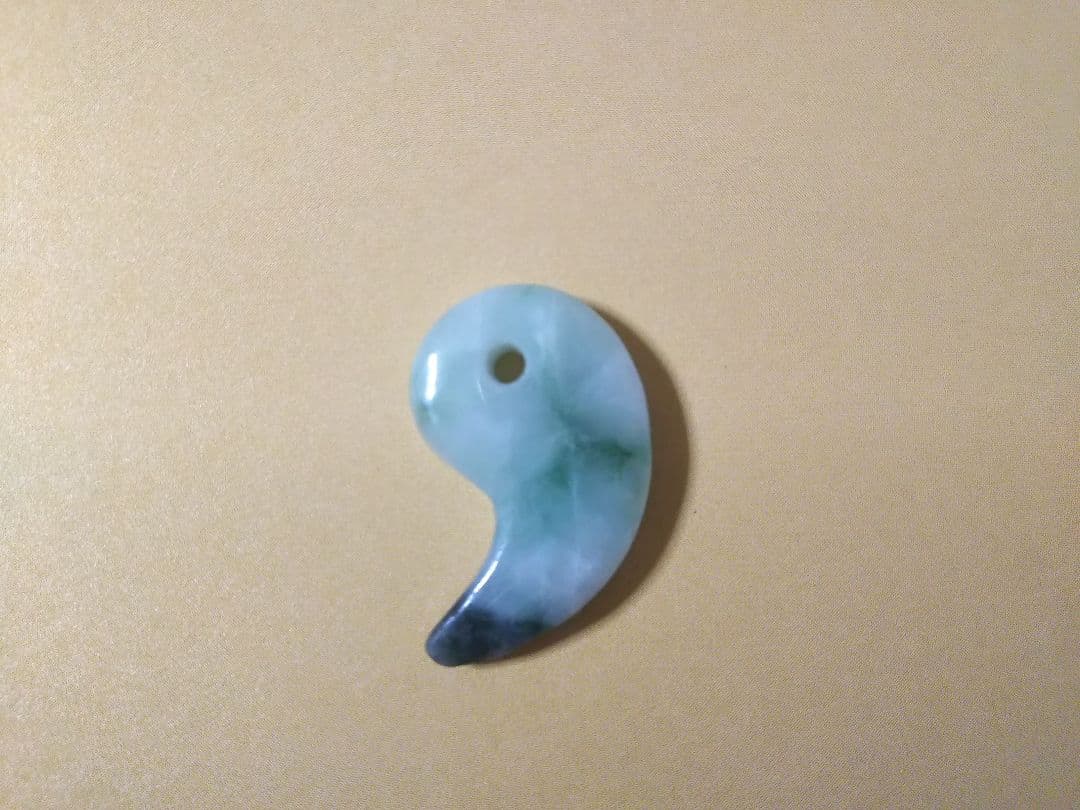 天然石 糸魚川 翡翠 ヒスイ 勾玉 ② 糸魚川翡翠 黒翡翠 勾玉 2A級 縦約30mm 産地証明書 国産 桐箱 付き